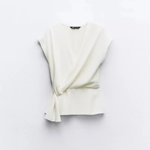 Vit omlottopp från Zara - Populär och efterfrågad topp från Zara, aldrig använd 