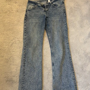 Snygga jeans - Supersnygga jeans från h&m i storlek M men passar också S. Låg midja och bootcut