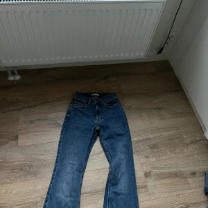Blå Gina tricot  bootcut jeans - Klassiska blå jeans från Gina tricot med bootcut passform. Jeansen har normalhög midja och är tillverkade i slitstarkt denim. Perfekta för dig som gillar en tidlös look med lite utsvängda ben.💞pris går att diskutera