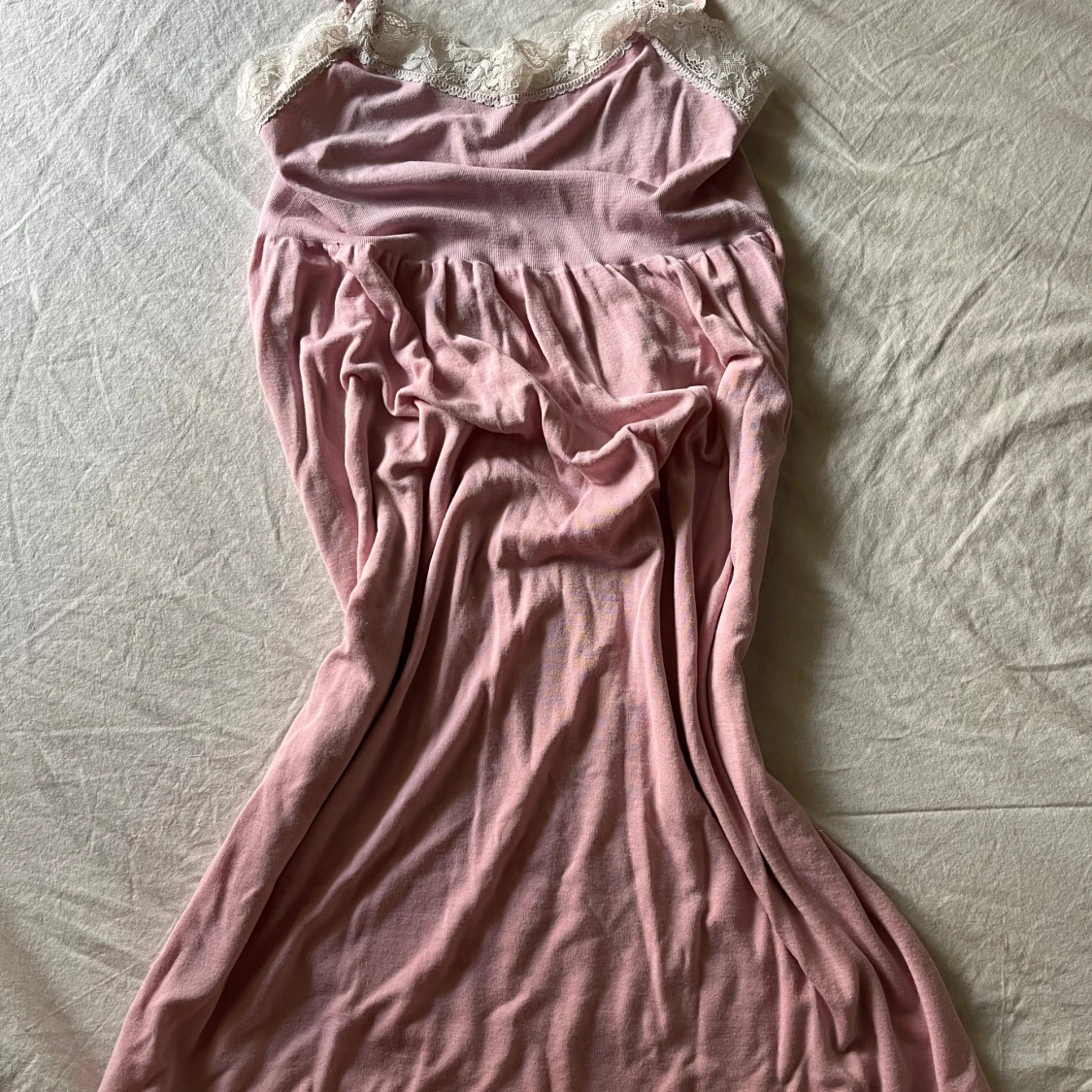 Rosa klänning med spetsdetalj