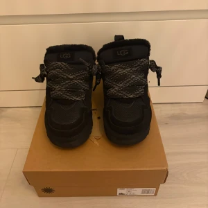Ugg lowmel  - Säljer dessa nya Ugg lowmels som köptes i våras men hunnit bli för små för mig under sommaren. Har endast testat dom. Allt är i perfekt skick men boxen är lite sliten. Kontakta om du har frågor eller vill ha fler bilder.