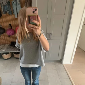 Grå sweatshirt i oversized stil - Säljer en superbekväm grå sweatshirt i oversized stil. Perfekt för en avslappnad look eller mysiga dagar hemma. Den har en klassisk rund hals och är gjord i mjukt material. Passar perfekt till jeans eller leggings. 🩶