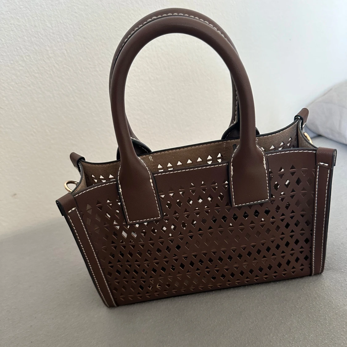 Brun handväska i skinn med mönster
