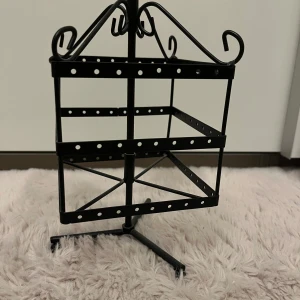 Smyckesförvaring - Nyskick Plats för 48 par örhängen Gär även att hänga halsband/ ringar/ armband pả de sma "krokarna" i mitten högst upp.