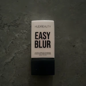Huda Beauty Easy Blur Foundation - Foundation från Huda Beauty i modellen Easy Blur. Innehåller 30 ml och är i färgen Milkshake (100).  Säljer då jag beställde i fel färg, aldrig testad. 
