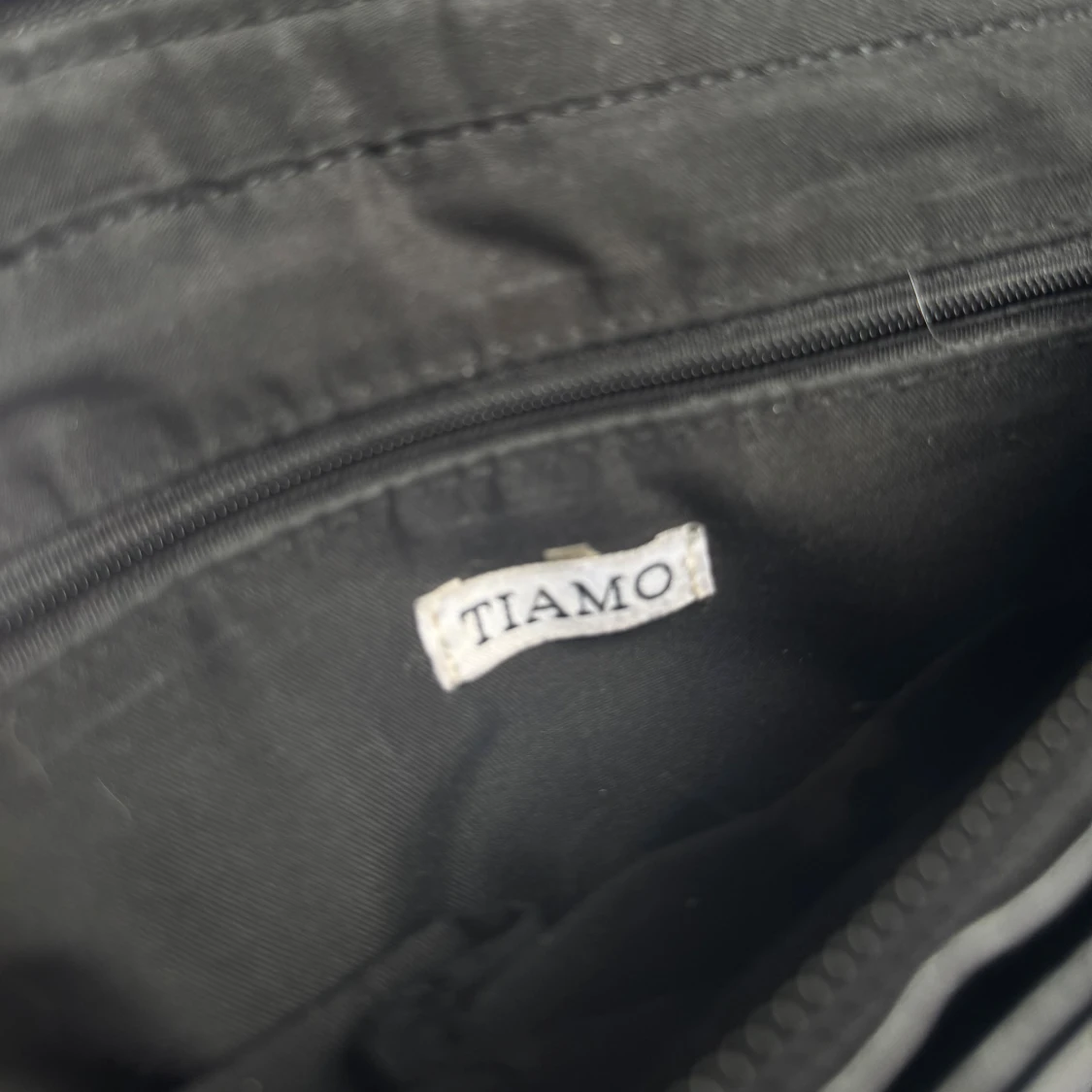 Svart axelväska med kedjedetaljer Tiamo - 3