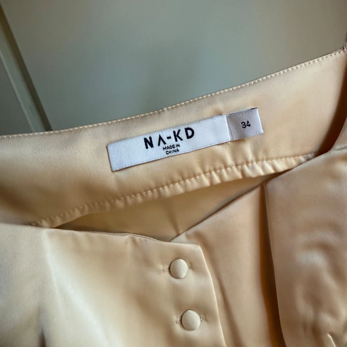 Champagnefärgad satin korsett från NA-KD - 2