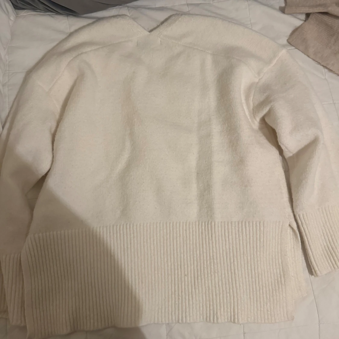 Vit stickad v-ringad tröja BikBok - 1