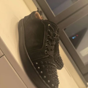 Svarta Loubs  - Säljer mina svarta loubs med spikar! Bra skick knappt använt och väldigt snygga, köpte för 9000kr säljer för 1600kr! 