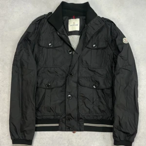 Moncler field jacket - – Condition: 9/10  - Size: 5/XXL but fits like L  – Retail price: 10 000 + SEK  Please note that Moncler runs small, we recommend going up one size from your usual size.