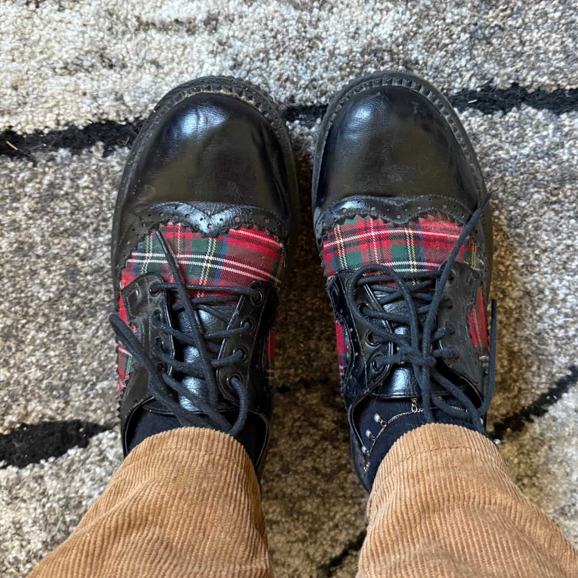 Rödrutiga creepers i storlek 38