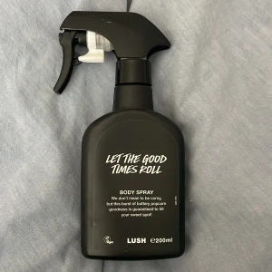 Let The Good Times Roll Body Spray - Body spray med en unik doft inspirerad av popcorn. Innehåller vatten, alkohol denat., parfym och glycerin. Vegansk och tillverkad i England. Volym: 200 ml.  Använd typ 2 gånger 