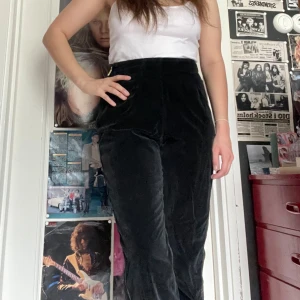 Snygga sammets byxot - Retro sammets byxor. Jag kan mötas upp i Uddevalla centrum, annars fraktar jag gärna. Köparen står för frakten. (Står ej för postens slarv) katt finns i hemmet. 