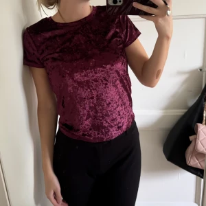 Lila sammetst-shirt  - Lila T-shirt från New Yorker. Aldrig använd.