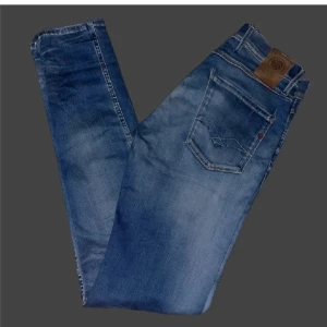 Replay anbass  - Säljer ett par snygga blå jeans från Replay i storlek 30/34. De har en klassisk femficksdesign med knapp och dragkedja framtill. Perfekta för både vardag och fest. Obs! Några sömmar har gått bort men det är inget man tänker på 