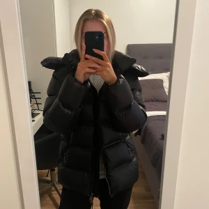  Massimo Dutti Jacka - Säljer en svart Massimo Dutti pufferjacka i storlek S, då den inte kommer till användning längre. Skriv privat för fler bilder! 