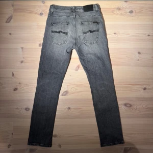 Nudie Jeans Grim Tim - Nudie jeans (Grim Tim) | Storlek: W31 L32 | Skick: 8,5/10, endast lite slitet vid skrevet (se bild) sen är de slitningar runt fickor och benslut. Tror möjligtvis det är från fabrik för det är riktigt snyggt | Hör gärna av er vid frågor och funderingar! Pris går att diskutera vid smidig affär🤗