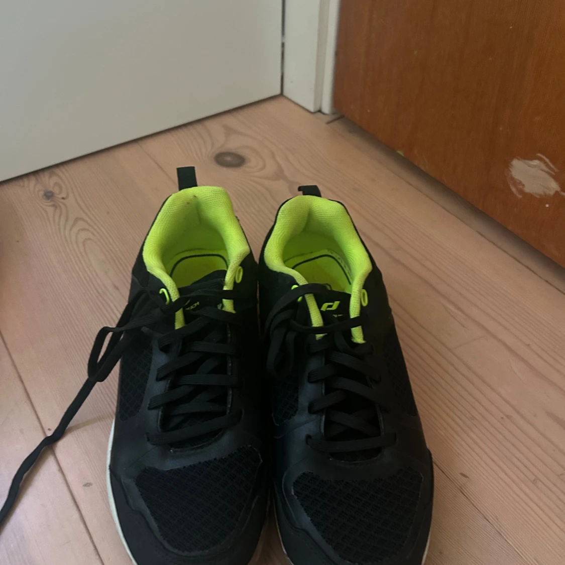 Svarta sneakers med neongul insida - 1