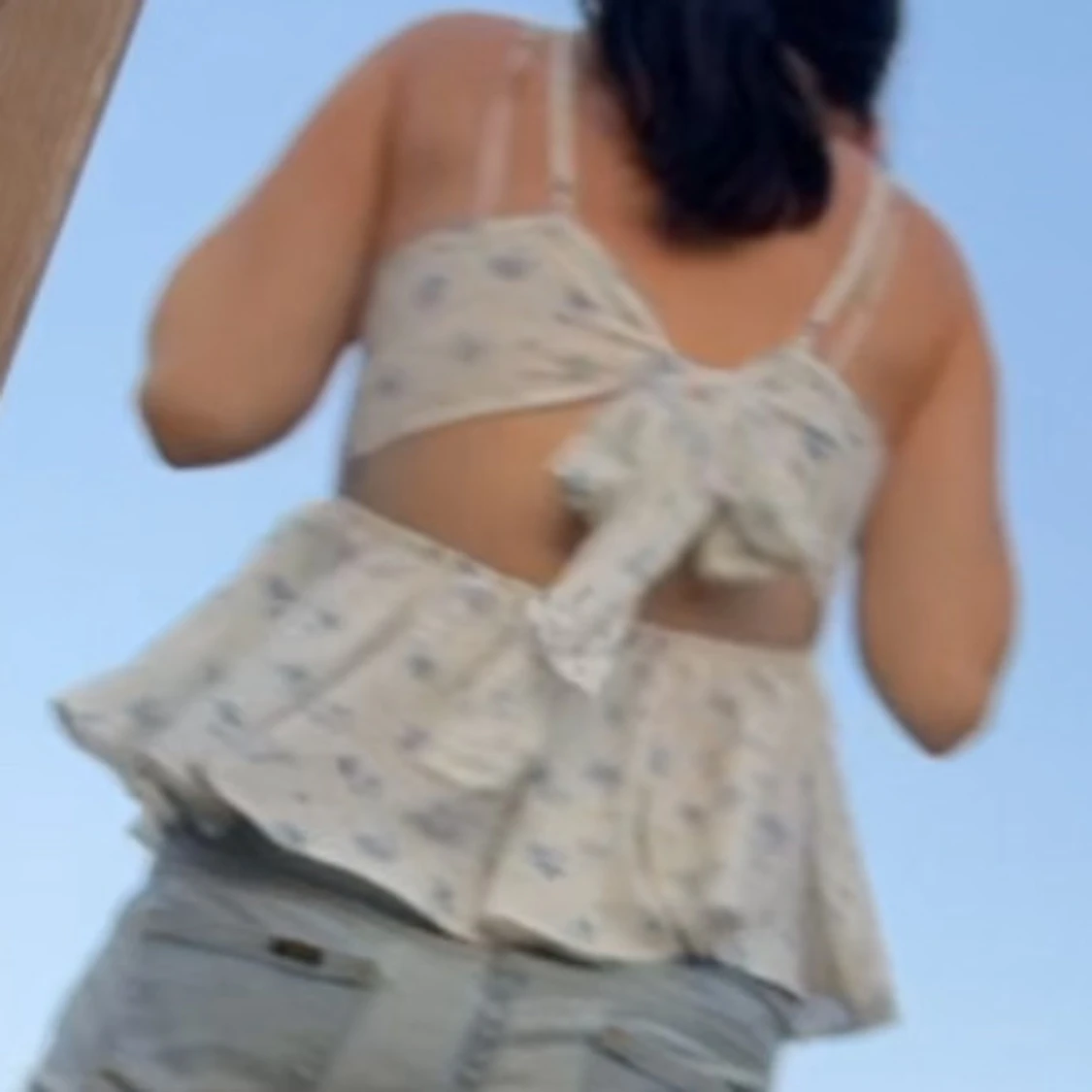 Vit blommig volang topp med rosett på ryggen - 2