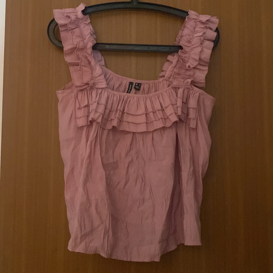 Rosa volangtopp från Vero Moda