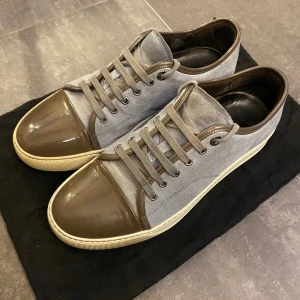 Lanvin Toecap - Fina ljusblå/grå skor från lanvin i storlek 41/42 men dom sitter lite större. skicka pm vid frågor eller bilder. Dustbag ingår