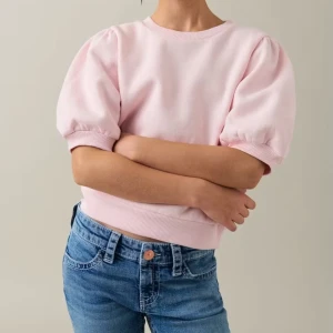 Ljusrosa puffärm tröja från Gina Tricot - Supersöt ljusrosa tröja från Gina Tricot med puffiga korta ärmar och rund hals i sweatshirt material. Tröjan har ribbade muddar vid ärmslut och nederkant, vilket ger en snygg och modern look. Perfekt för dig som gillar mjuka färger och trendiga detaljer. Den är ifrån Gina young i storlek 170 och passar S/M!