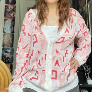 80-tals kofta twilfit - Retro Stickad kofta. Jag kan mötas upp i Uddevalla centrum, annars fraktar jag gärna. Köparen står för frakten. (Står ej för postens slarv) katt finns i hemmet. 