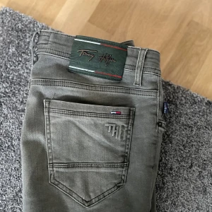 Tommy Hilfiger jeans byxor  - Tommy hilfiger jeans byxor använda 2-3 gånger