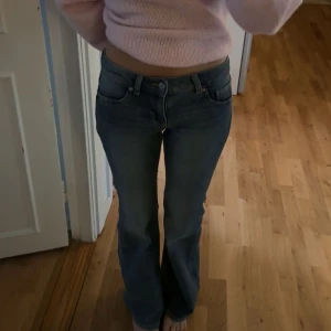 Blå bootcut jeans låg midja - Säljer ett par blå bootcut jeans skriv för mer frågor och bilder 💖💖