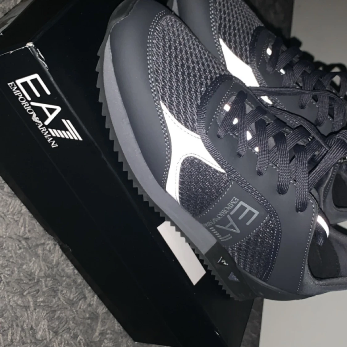 Helt nya Grå EA7 Emporio Armani sneakers. Org pris 2299kr