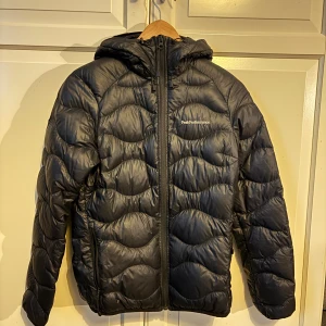 Svart jacka - Svart dunjacka från peak performance! Knappt använd