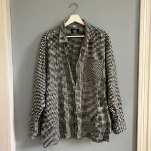 Rutig grönbrun skjorta - Gott skick, inga defekter eller fläckar. Storlek L.