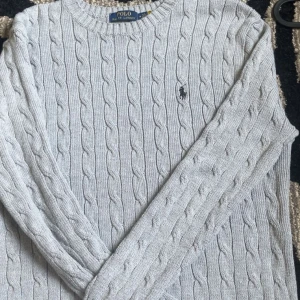 Ralph Lauren kabelstickad grå tröja - 9/10 Skick                                                                    Inga returer/Byten
