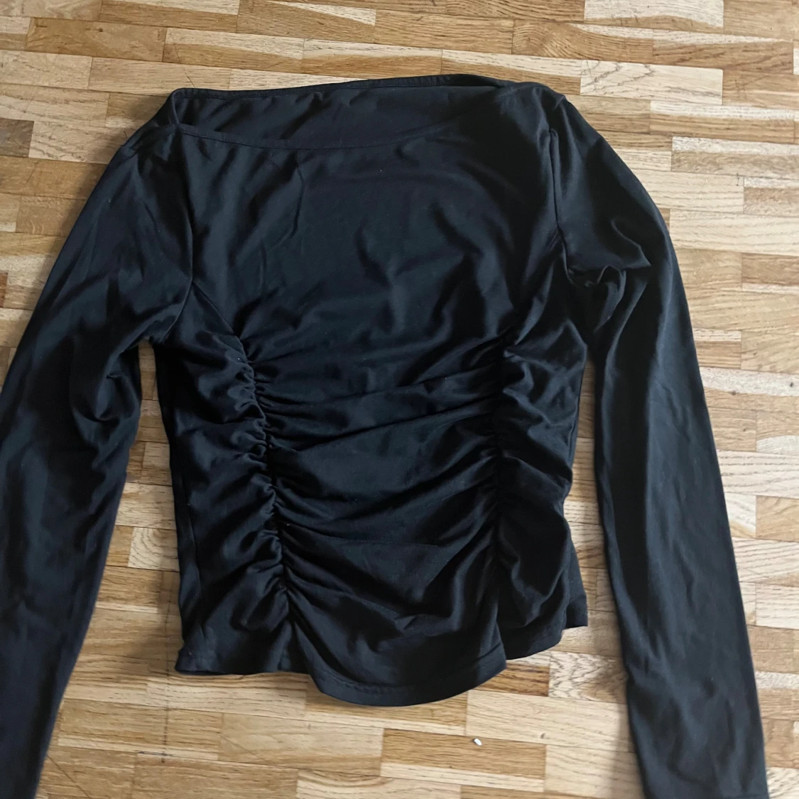 Svart långärmad topp med rynk