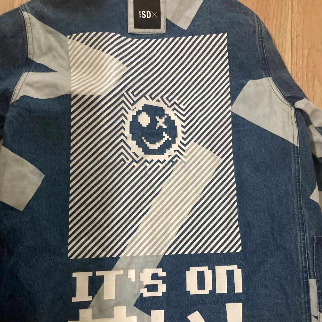 SDX jeansjacka med grafiskt mönster - 1