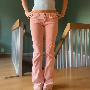 Rosa jeans  - Snygga rosa jeans med bootcut-stil. Byxorna har en klassisk femficksdesign och är lågmidjade. Säljer för att jag ska inte använder de så mycket💕