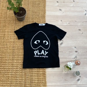 Svart Comme des Garçons Play t-shirt - Svart cdg t shirt. Storlek s mitt pris 489kr