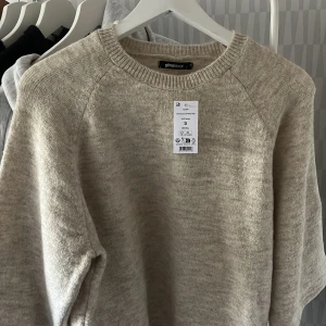 Stickad tshirt, Gina Tricot  - Helt oanvänd passade ej mig tyvvär, Prislappen sitter kvar. Hör av er vid frågor💕