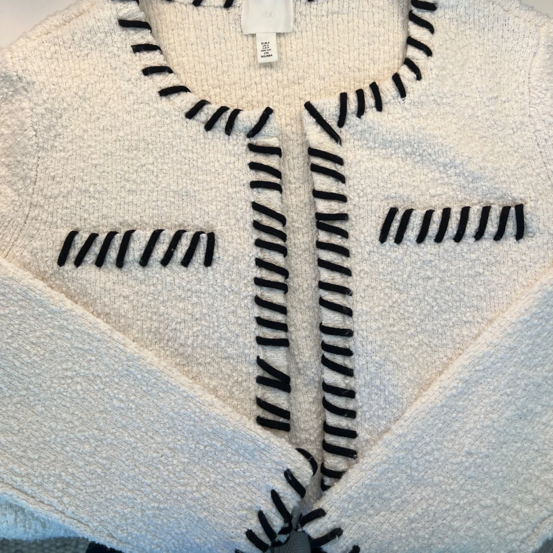 Vit kofta med svarta detaljer - 3