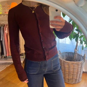 Vinröd kofta - Vinröd kofta från H&M. Size XS, fint skick! Pris 70kr.