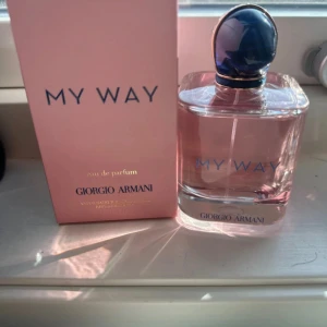 Giorgio Armani My Way EdP - Upptäck My Way från Giorgio Armani – en elegant eau de parfum i snygg rosa flaska. Säljer då jag fick den i present och inte är riktigt min smak av perfym ☺️
