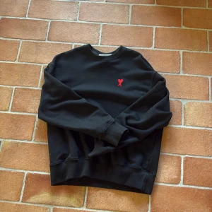 Svart sweatshirt från Ami Paris - Svart sweatshirt från Ami Paris, snygg och i mycket bra skick
