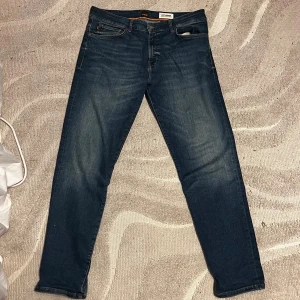  BOSS jeans medium blue 34/32 - Snygga blå jeans från BOSS i modellen RE.MAINE med regular fit. storlek 34/32. köpta för 1 700kr 