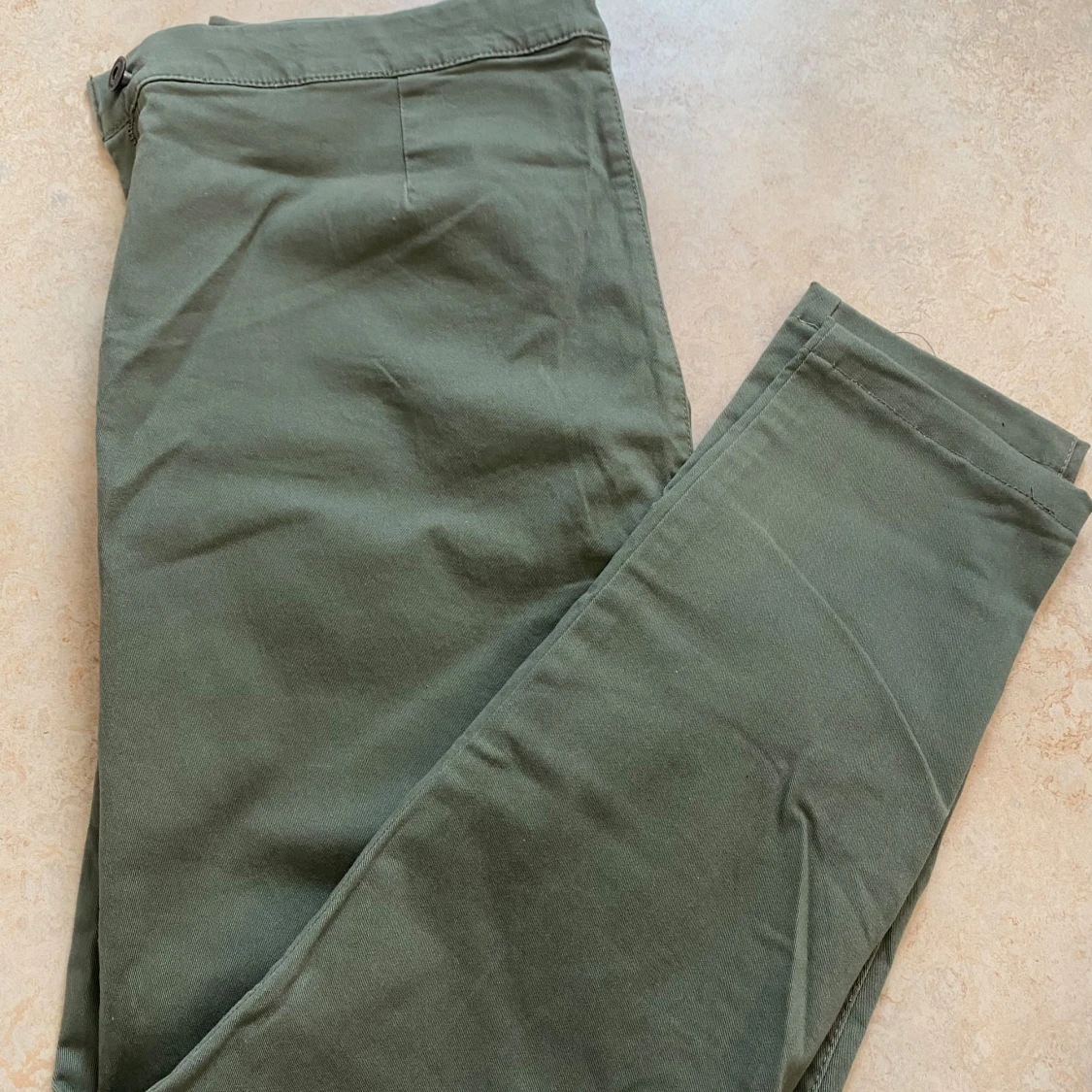 Olivgröna chinos från Lindex - 1