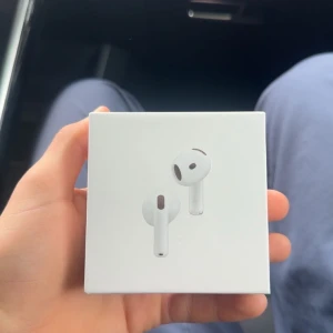 Apple AirPods 4 (noise cancellation) - Ger grymt ljud med rymdljud (Spatial Audio), bra batteritid på upp till 6 timmar och totalt 30 timmar med laddningsetuiet. De är svett- och vattentåliga och kopplas direkt till alla Apple-enheter. Smidigt fodral med laddning ingår. Helt nya och pris kan diskuteras.