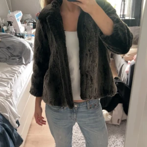 Tredkvartsärmad jacka - Jättefin pälsjacka med trekvartsärmar, jättefint skick😊