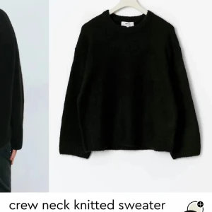 Svart stickad tröja med rund hals - En svart stickad tröja med rundad hals och långärmad design. Tröjan har en loose passform och är tillverkad i ett mjukt stickat material som känns skönt mot huden. Perfekt för att hålla värmen under kyliga dagar och passar till många olika stilar. Säljer för det är fel storlek men drog av lappen innan jag provade så går inte att byta☹️ kan även byta mot S