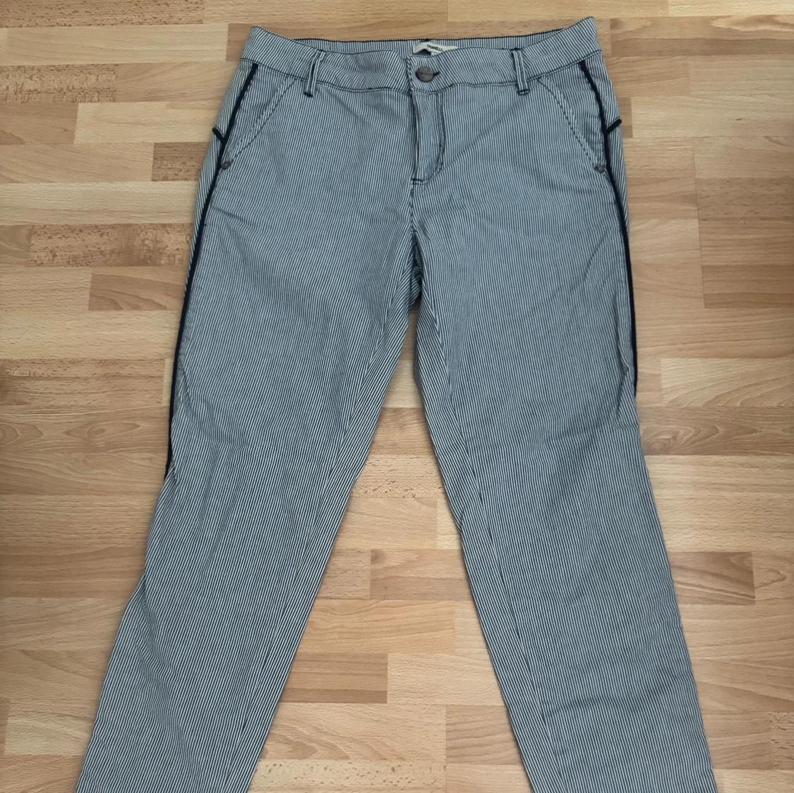 Randiga jeans byxor från Dranella