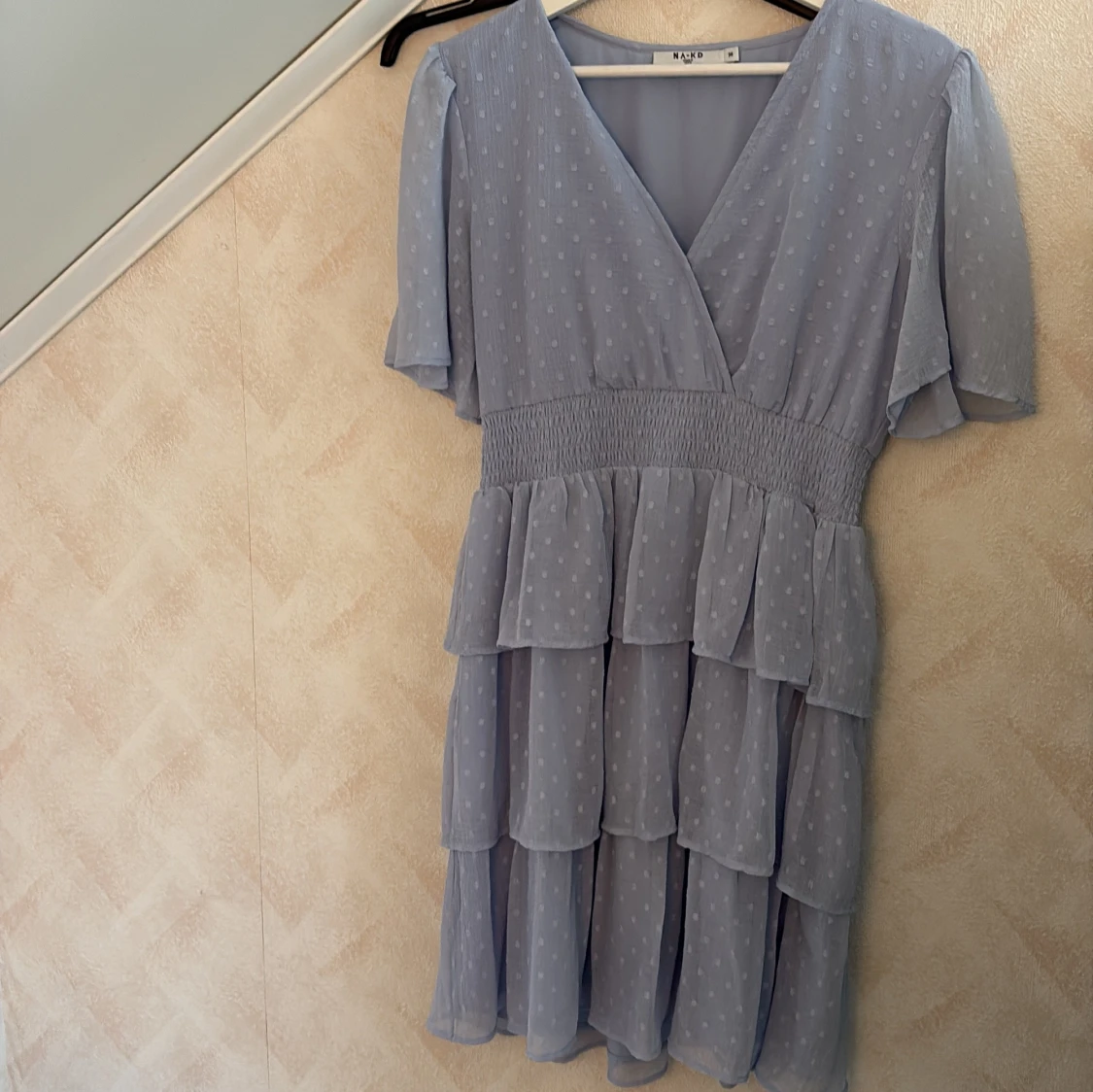 Ljusblå prickig klänning från NA-KD - 2