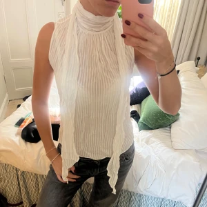 Vit blus halterneck - Superfin halterneck blus/topp från Zara, använd ett fåtal gånger🩵 banden vid halsen går att knyta eller vira som man vill. Lite liten i storleken så mer en XS-S än en M